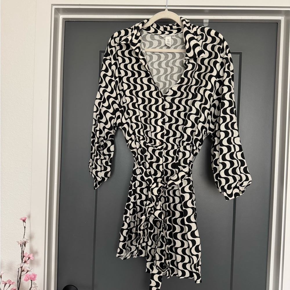 H&M Black and White Wave Pattern Long Sleeve Dress